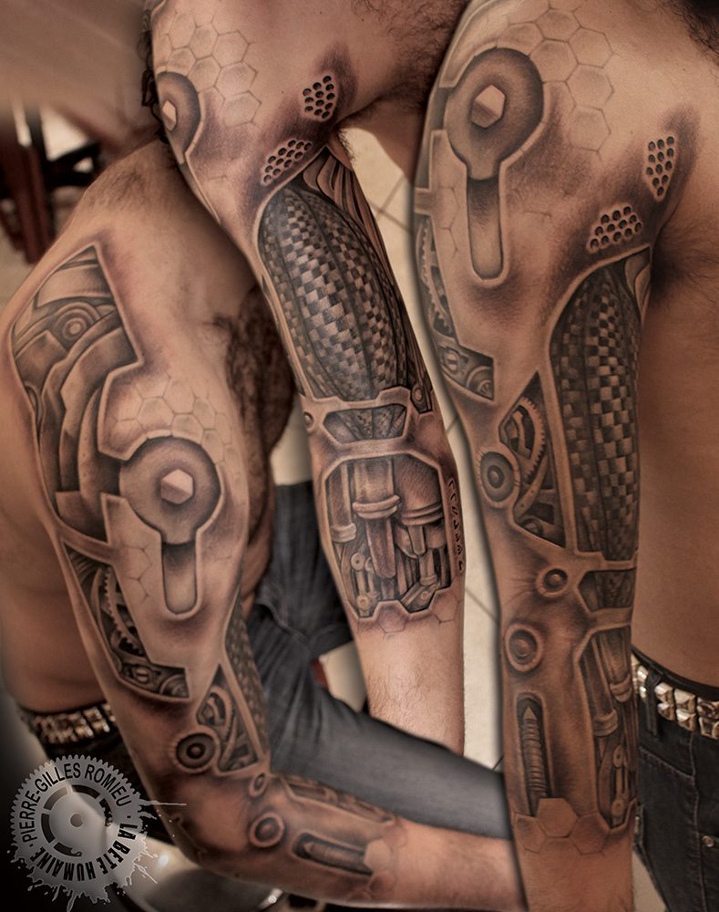 Pierre-Gilles Romieu_la_bete_humaine_paris_tattoo_noir_gris_biomecanique_deus_ex
