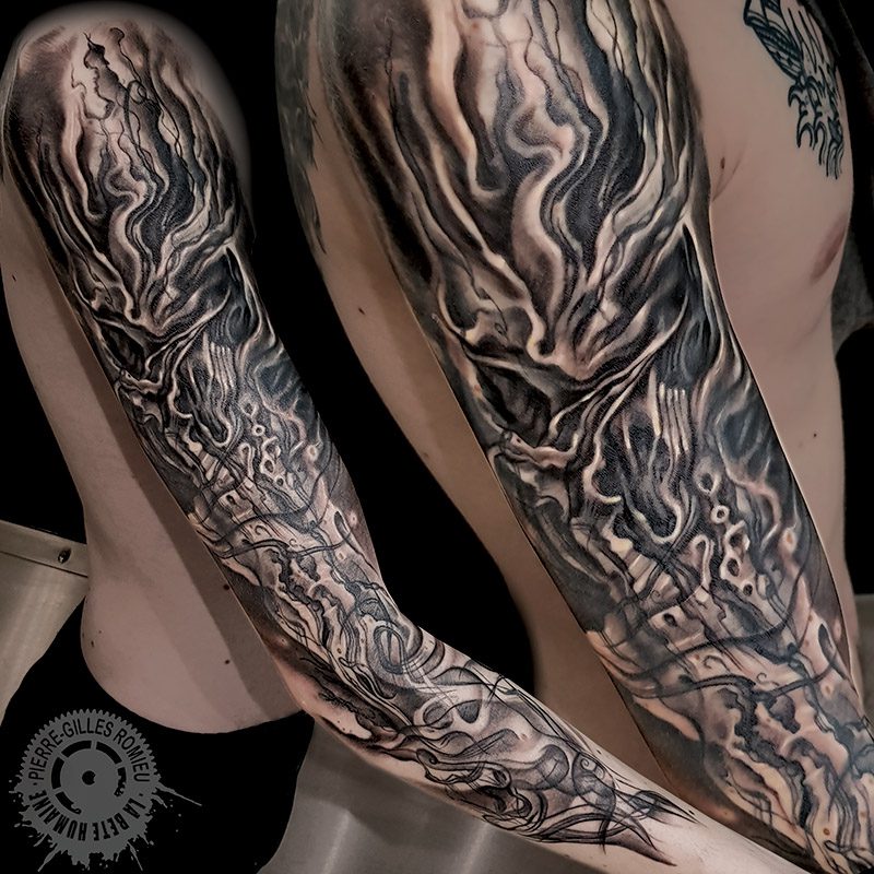 meilleur-tatoueur-paris-pierre-gilles-romieu-bete-humaine-epaule-smoke-skull-cthulhu