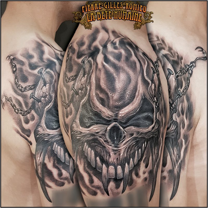 meilleur-tatoueur-paris-pierre-gilles-romieu-tatouage-epaules-cover-crane-chaines-tattoo