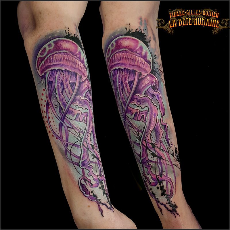 meilleur-tatoueur-paris-pierre-gilles-romieu-tatouage-meduse-violet-new-school-tattoo