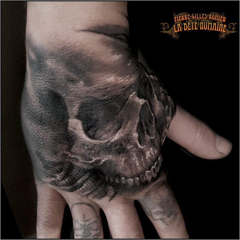 meilleur-tatoueur-paris-pierre-gilles-romieu-tatouage-crane-skull-tattoo