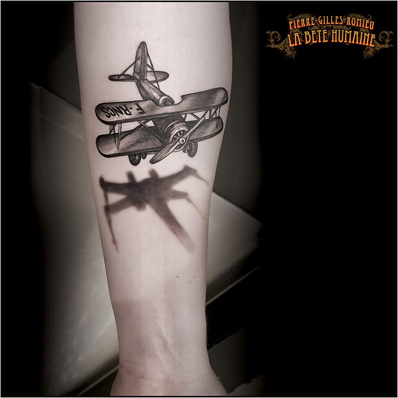 meilleur-tatoueur-paris-pierre-gilles-romieu-tatouage-biplan-x-wing-tattoo