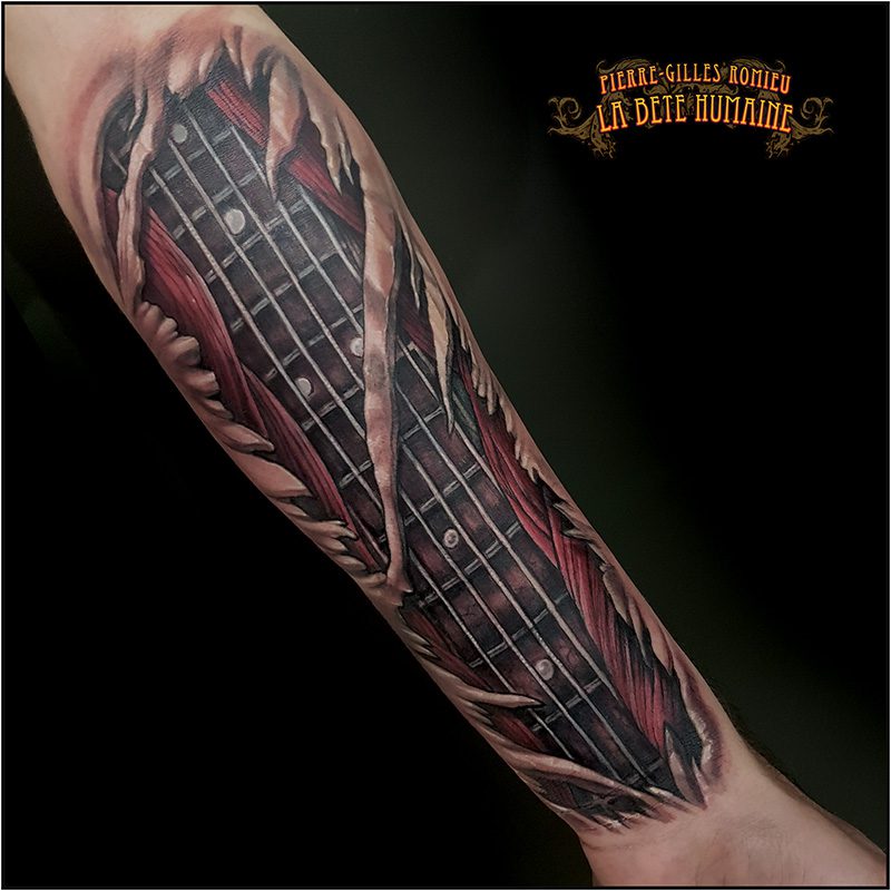 meilleur-tatoueur-paris-pierre-gilles-romieu-tatouage-guitare-tattoo