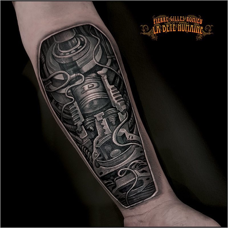meilleur-tatoueur-paris-pierre-gilles-romieu-tatouage-moteur-biomecanique-tattoo