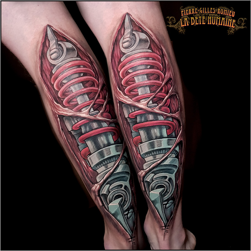 meilleur-tatoueur-paris-pierre-gilles-romieu-tatouage-mollet-amortisseur-biomecanique-tattoo