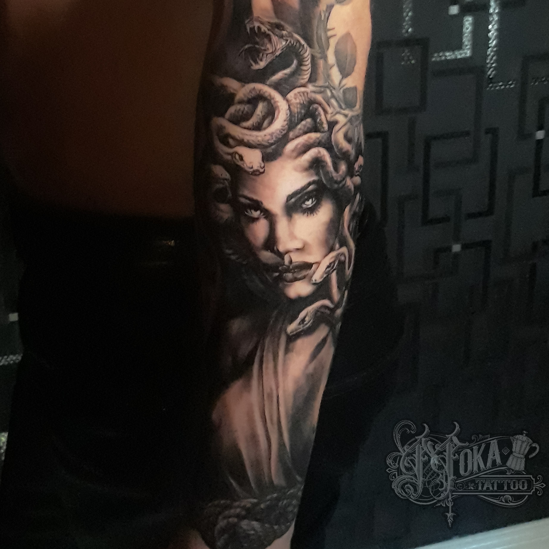 tatoueur-guest-paris-moka-tatouage-meduse-gorgone-mythologie-tattoo