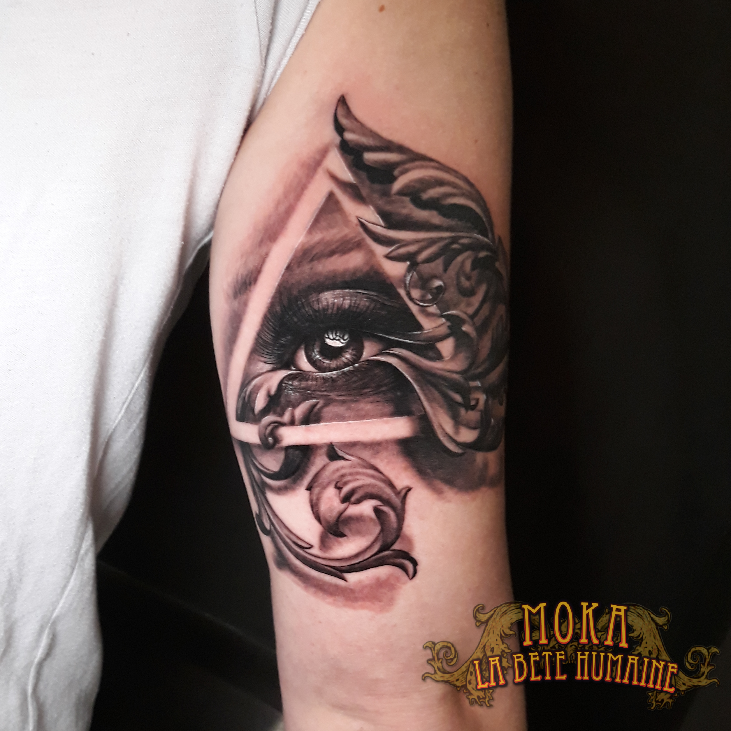 tatoueur-guest-paris-moka-tatouage-oeil-ornements-tattoo