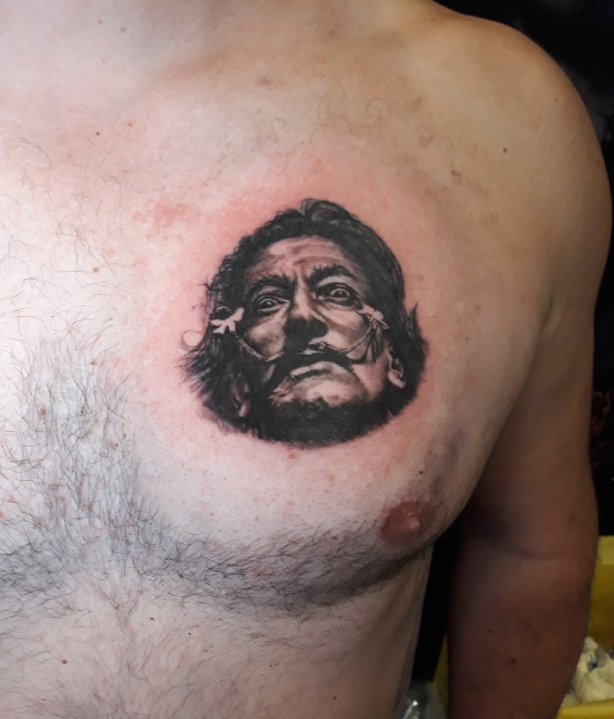 tatoueur-guest-paris-moka-tatouage-portrait-dali-pectoral-tattoo