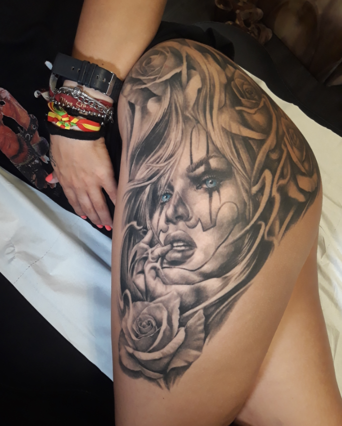 tatoueur-guest-paris-moka-tatouage-portrait-femme-yeux-bleus-tattoo