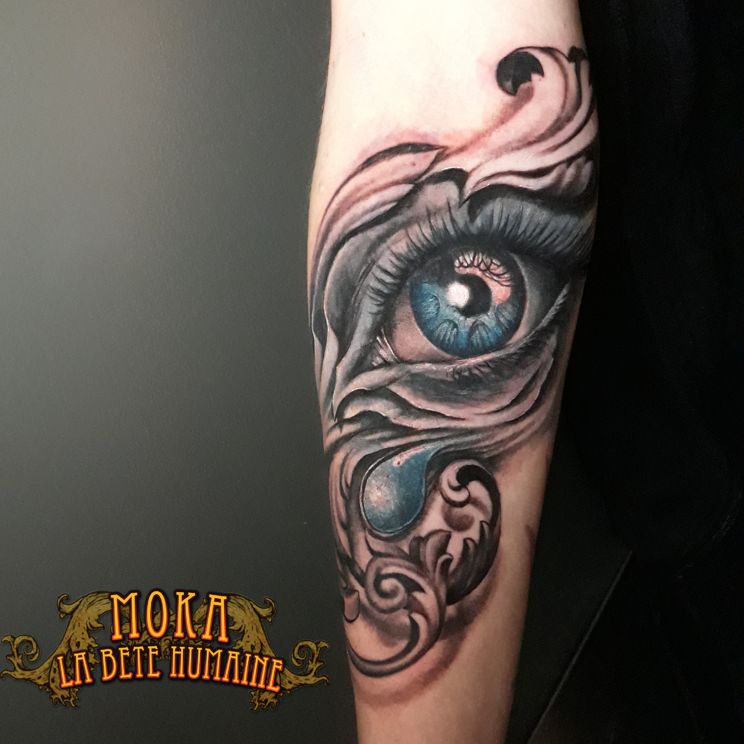 tatoueur-guest-paris-moka-tatouage-oeil-bleu-ornements-tattoo