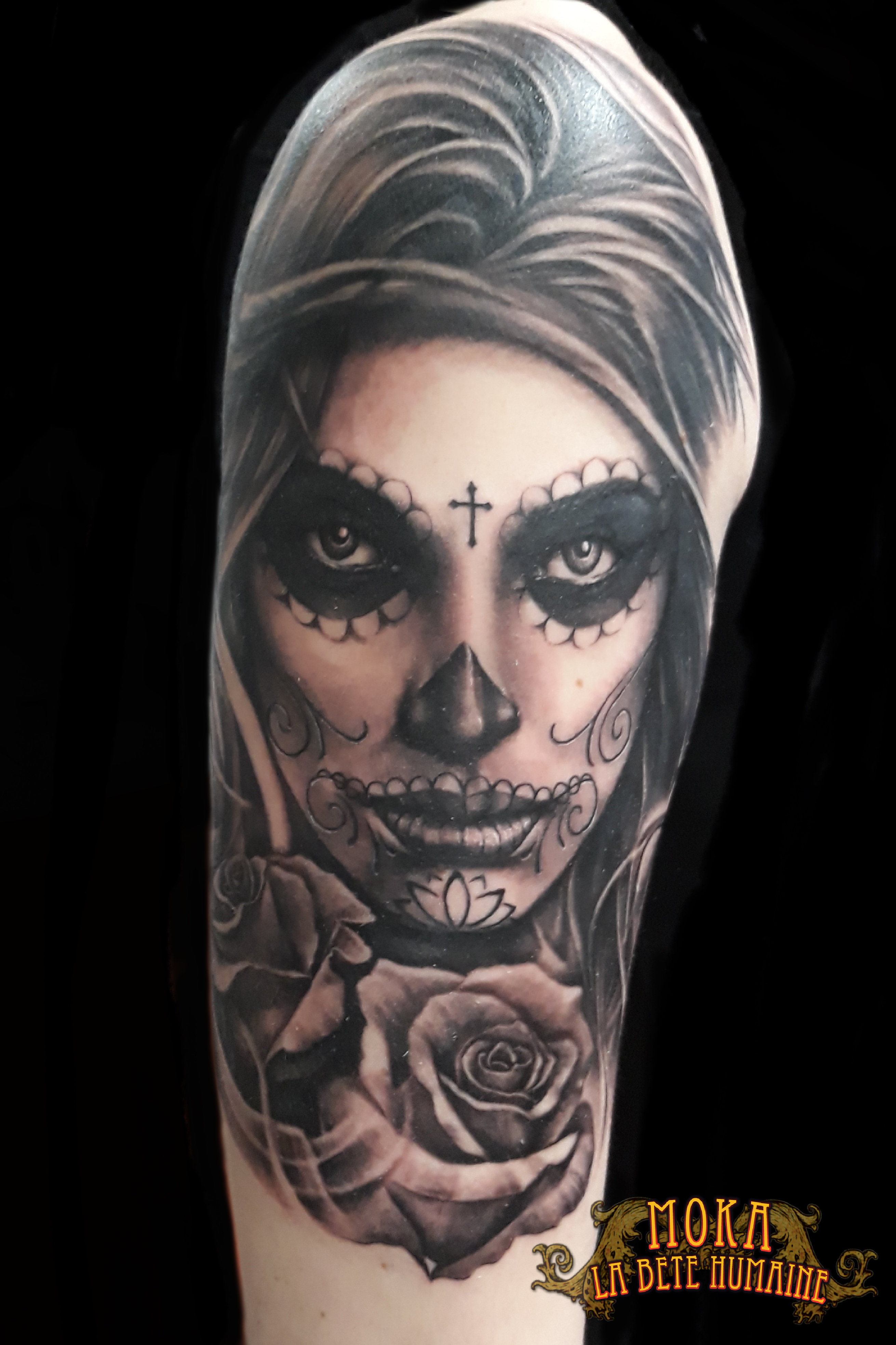 moka-tatoueur-paris-realiste-style-realisme-tatouage-tattoo-catrina-noir-gris-rose