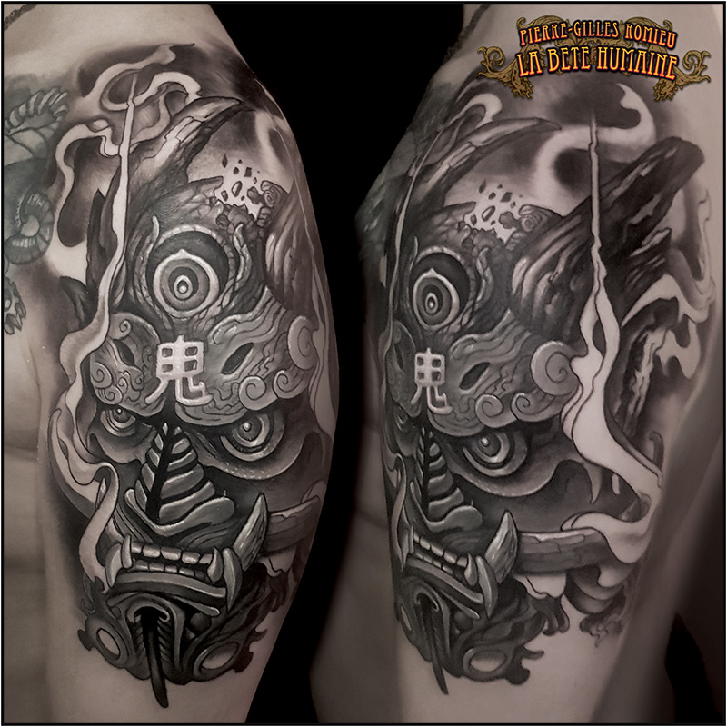 Démon japonais en noir et gris tatoué sur épaule par Pierre-Gilles Romieu