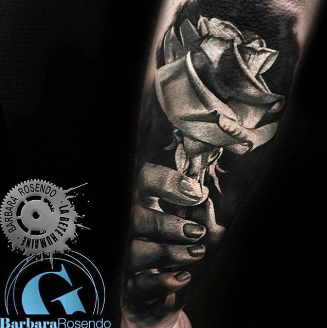 meilleure-tatoueuse-paris-barbara-rosendo-tatouage-main-rose-tattoo