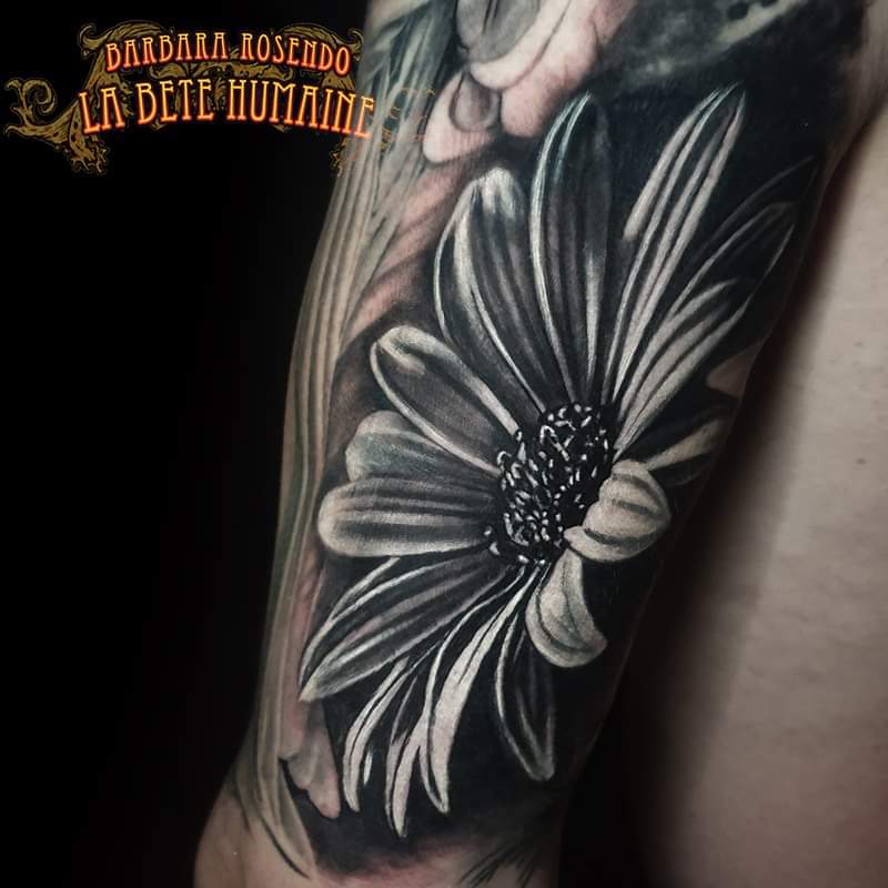 meilleure-tatoueuse-paris-barbara-rosendo-tatouage-tattoo-fleur-eclose