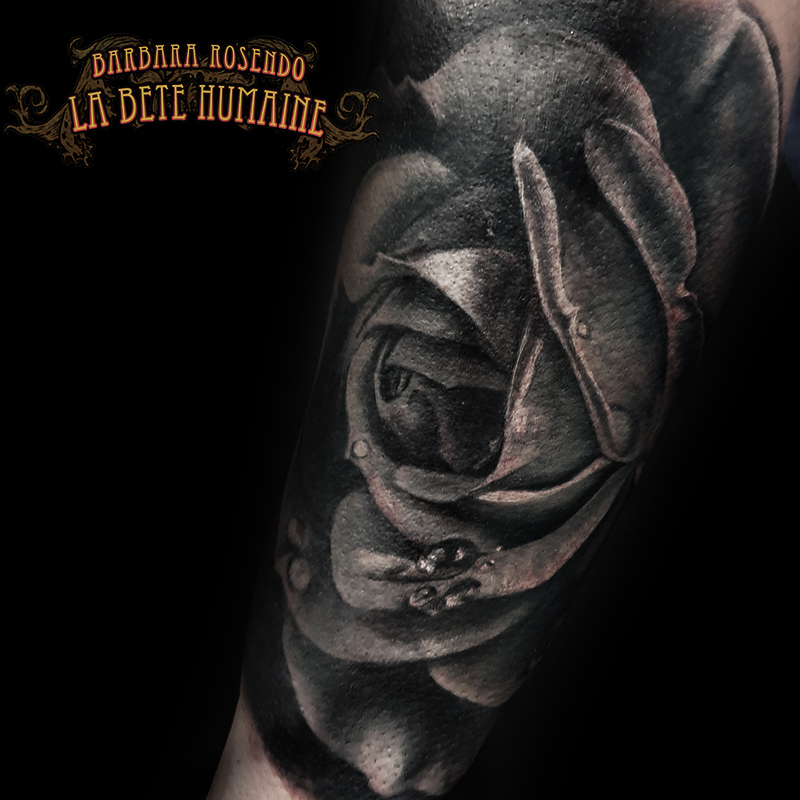 meilleure-tatoueuse-paris-barbara-rosendo-tatouage-tattoo-rose-gouttes