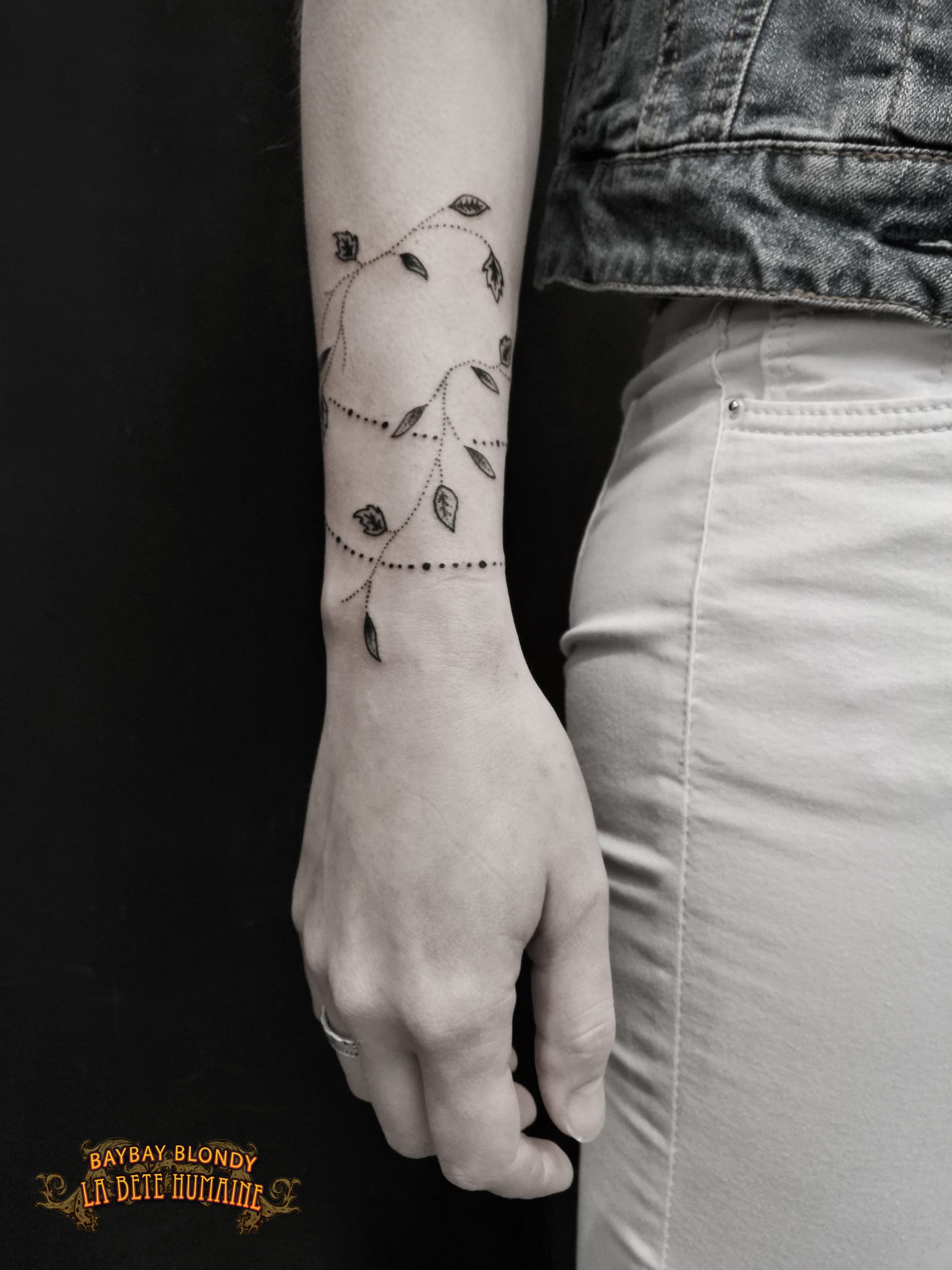 tatoueuse-paris-baybay-blondy-tatouage-tattoo-dotwork-geometrie-ornemental-black-work