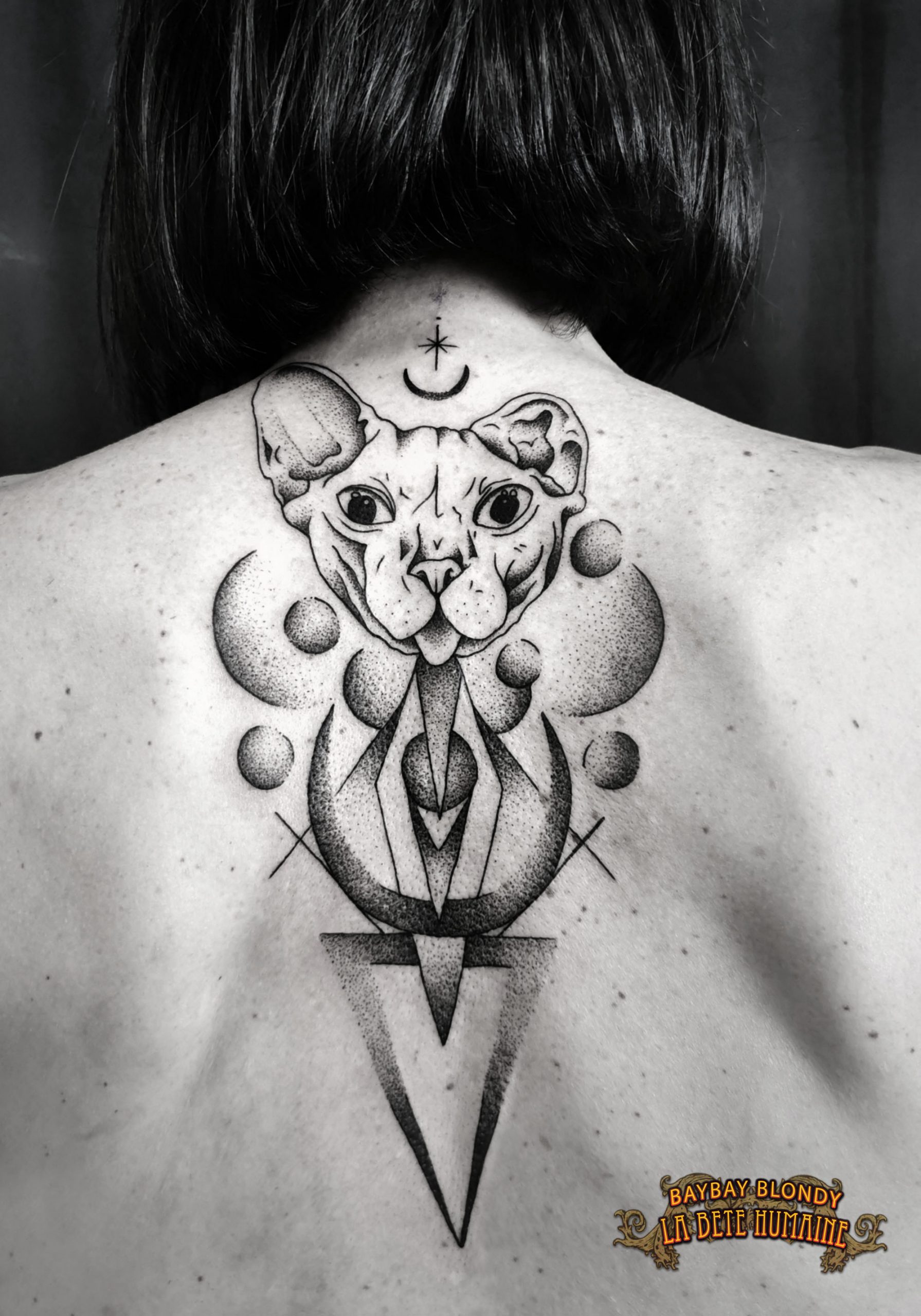 tatoueuse-paris-baybay-blondy-tatouage-tattoo-dotwork-geometrie-ornemental-black-work