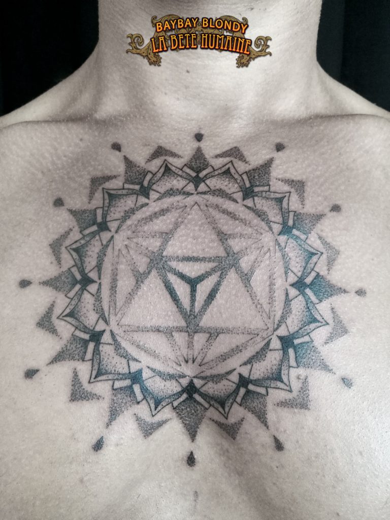 tatoueuse-paris-baybay-blondy-tatouage-tattoo-dotwork-geometrie-ornemental-black-work