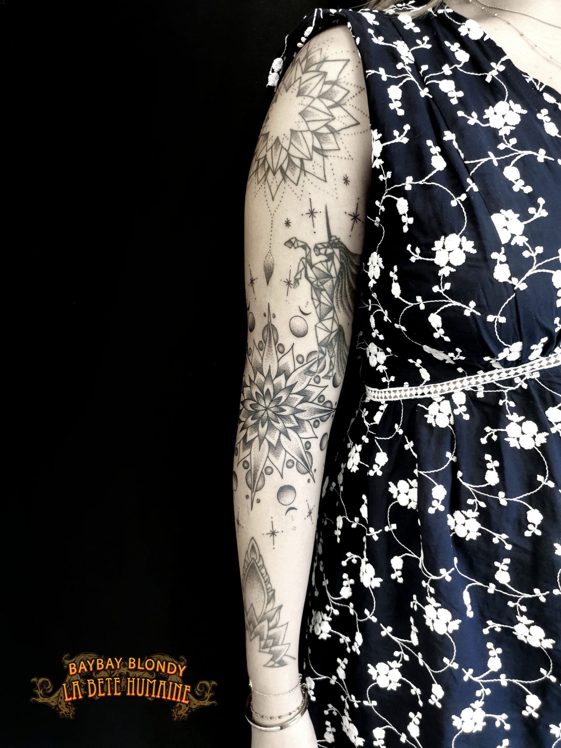 tatoueuse-paris-baybay-blondy-tatouage-tattoo-dotwork-geometrie-ornemental-black-work