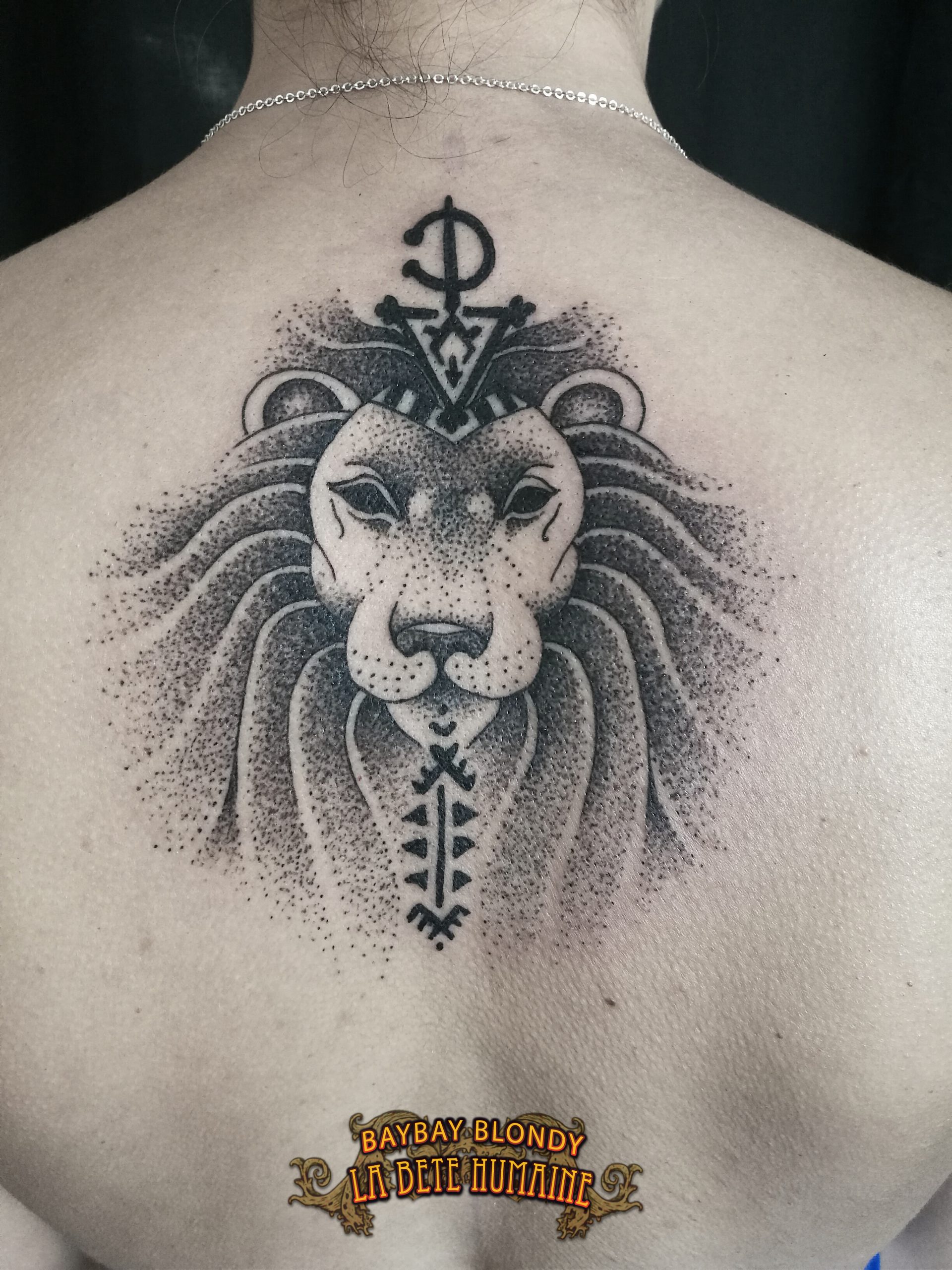 tatoueuse-paris-baybay-blondy-tatouage-tattoo-dotwork-geometrie-ornemental-black-work