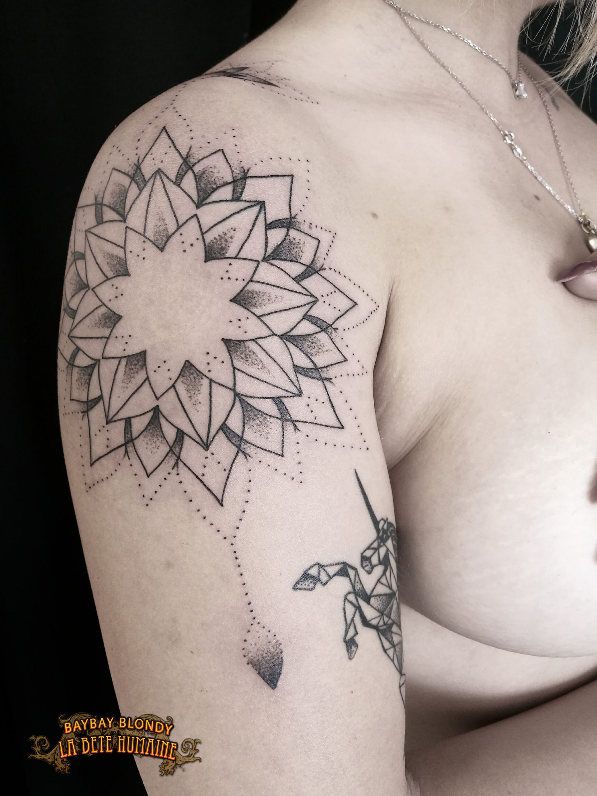 tatoueuse-paris-baybay-blondy-tatouage-tattoo-dotwork-geometrie-ornemental-black-work
