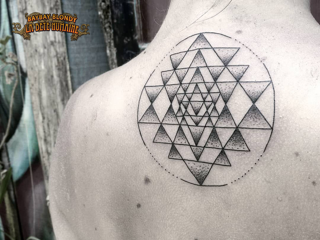 tatoueuse-paris-baybay-blondy-tatouage-tattoo-dotwork-geometrie-ornemental-black-work
