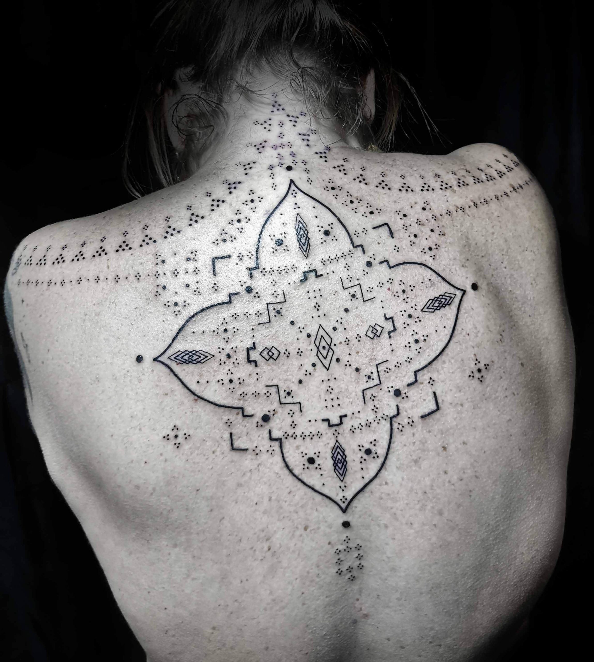 tatoueuse-guest-paris-baybay-blondy-tatouage-tattoo-dos-lignes-dotwork