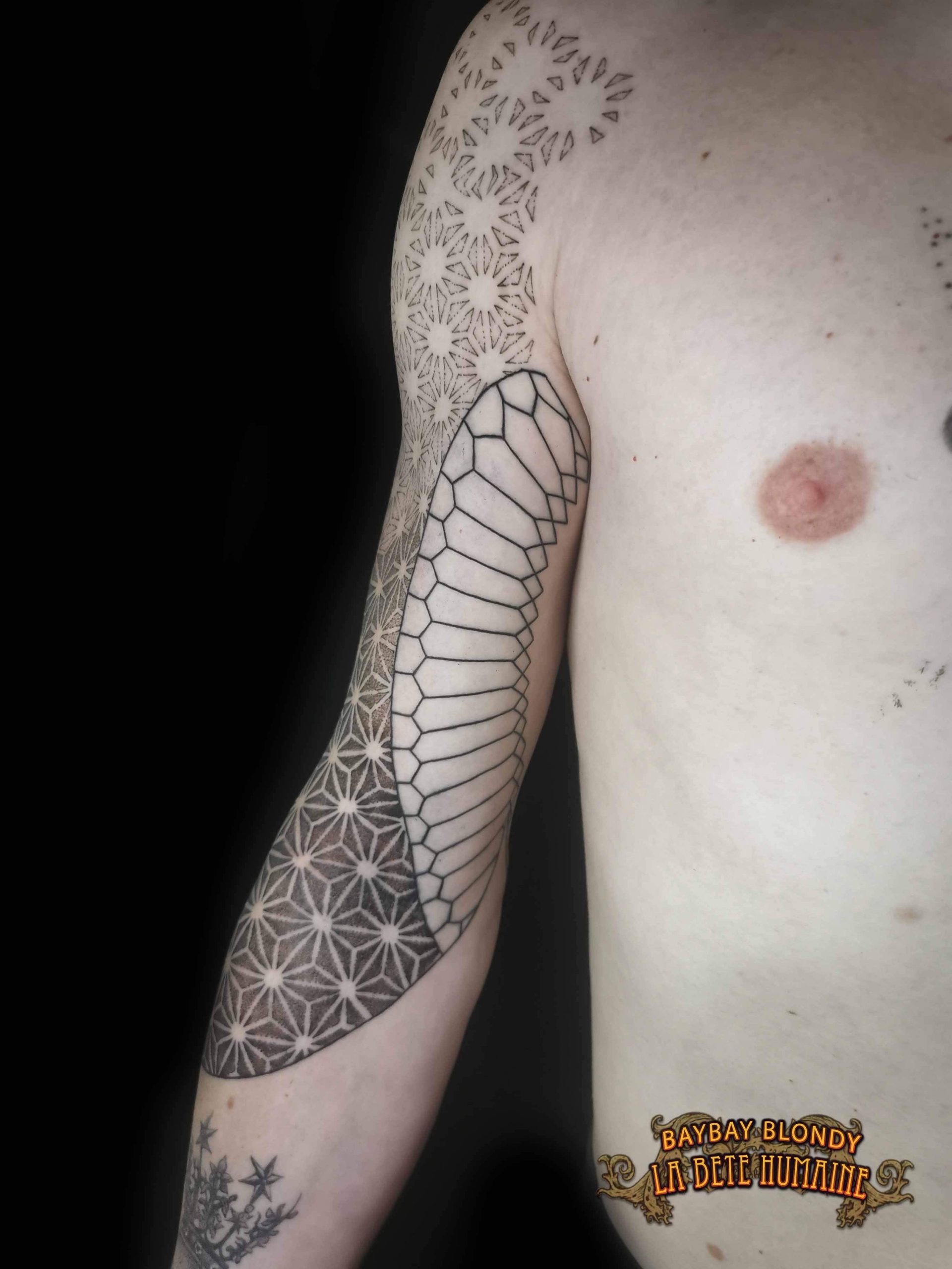 tatoueuse-guest-paris-baybay-blondy-tatouage-tattoo-lignes-dotwork-bras