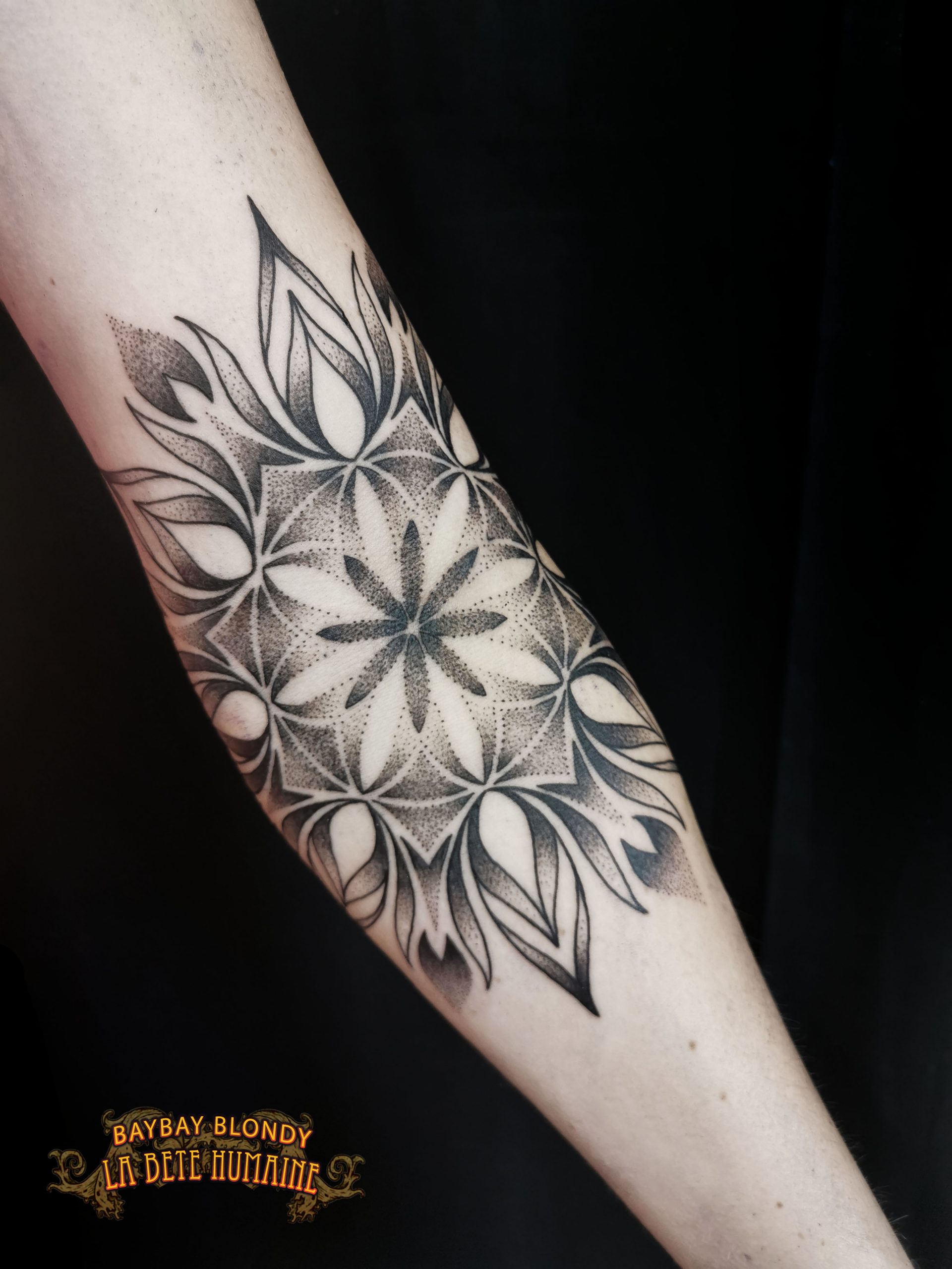 1-tatoueuse-guest-paris-baybay-blondy-tatouage-tattoo-rosace