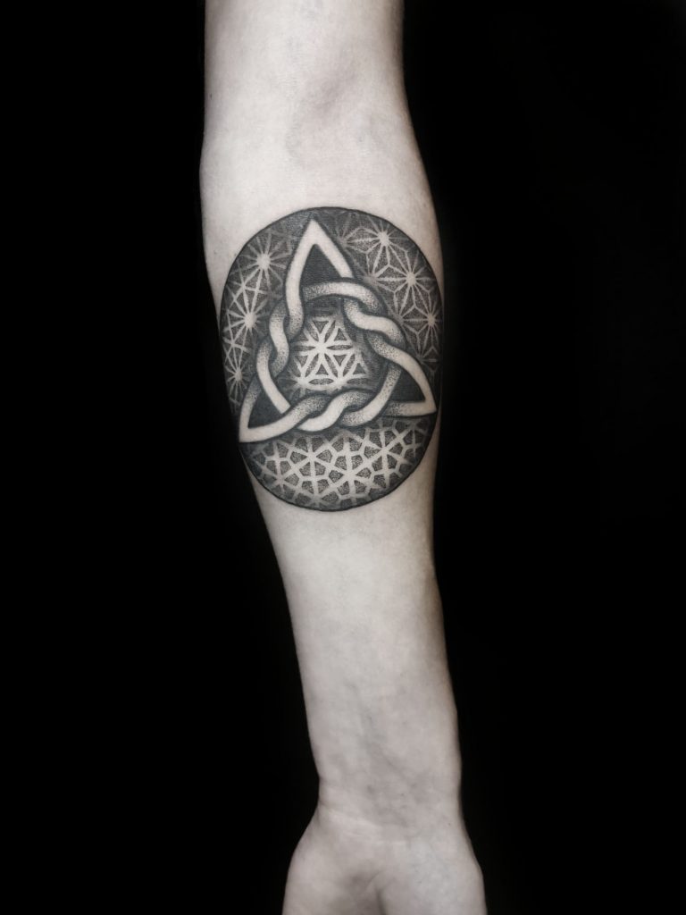 11-tatoueuse-guest-paris-baybay-blondy-tatouage-tattoo-symbole