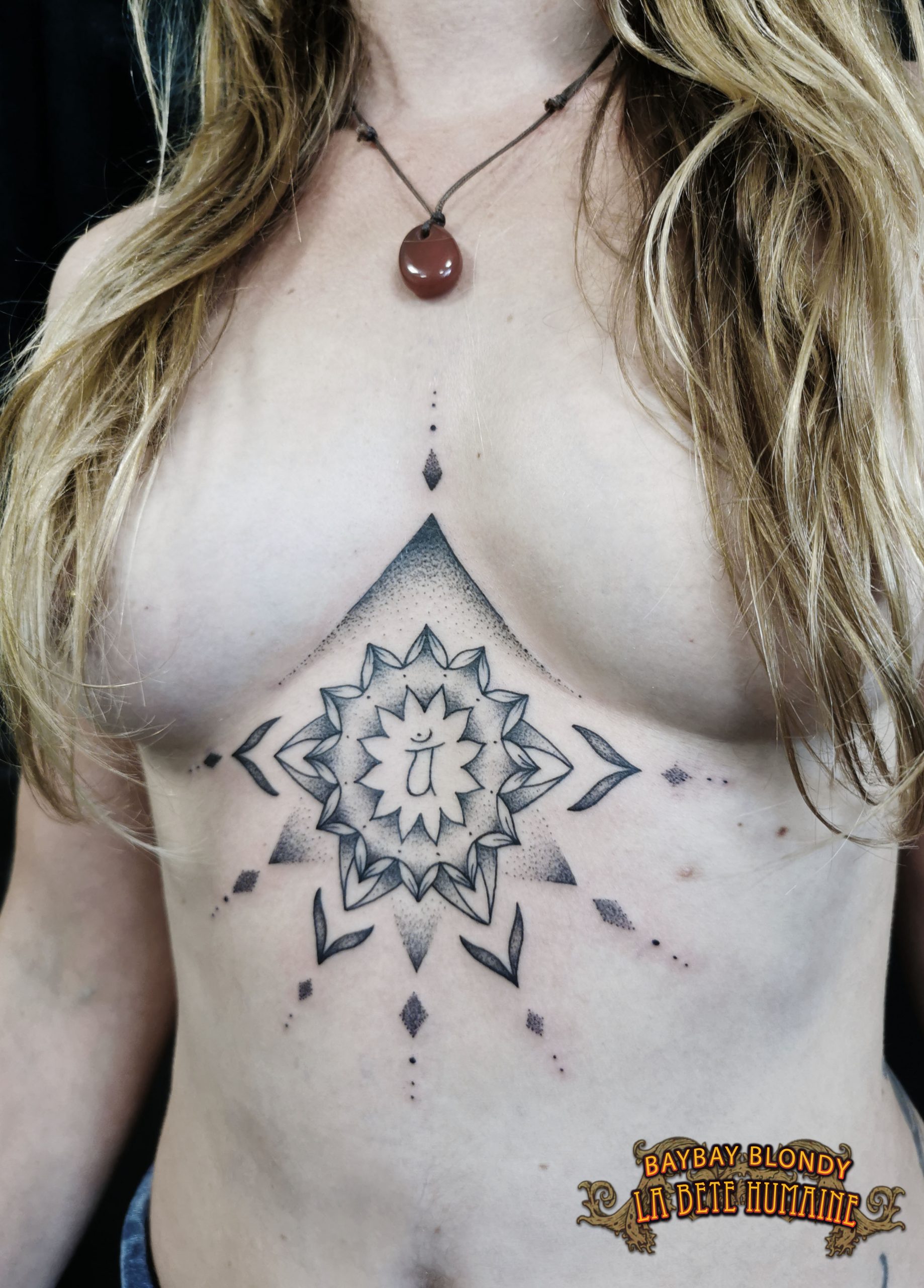 6-tatoueuse-guest-paris-baybay-blondy-tatouage-tattoo-underboob