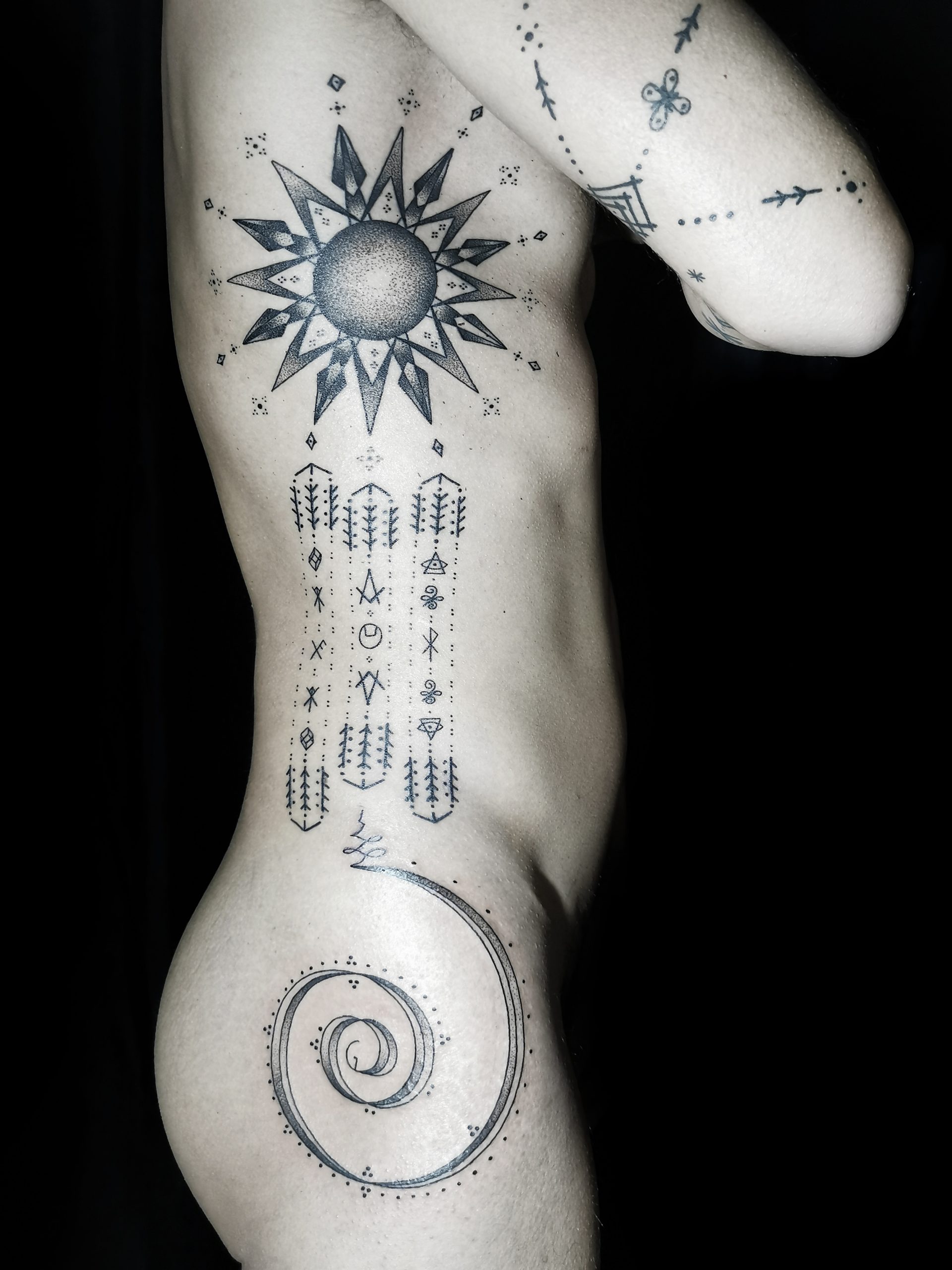 8-tatoueuse-guest-paris-baybay-blondy-tatouage-tattoo-flanc