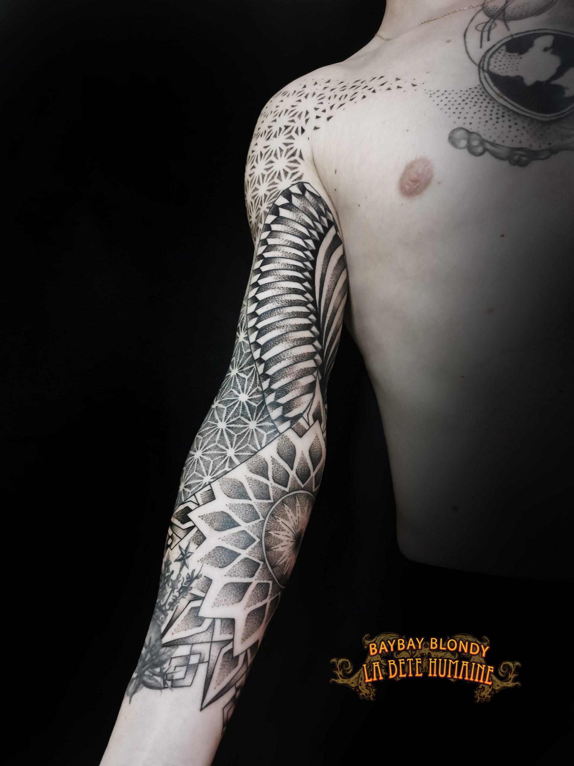 tatoueuse-guest-paris-baybay-blondy-tatouage-tattoo-bras-dot