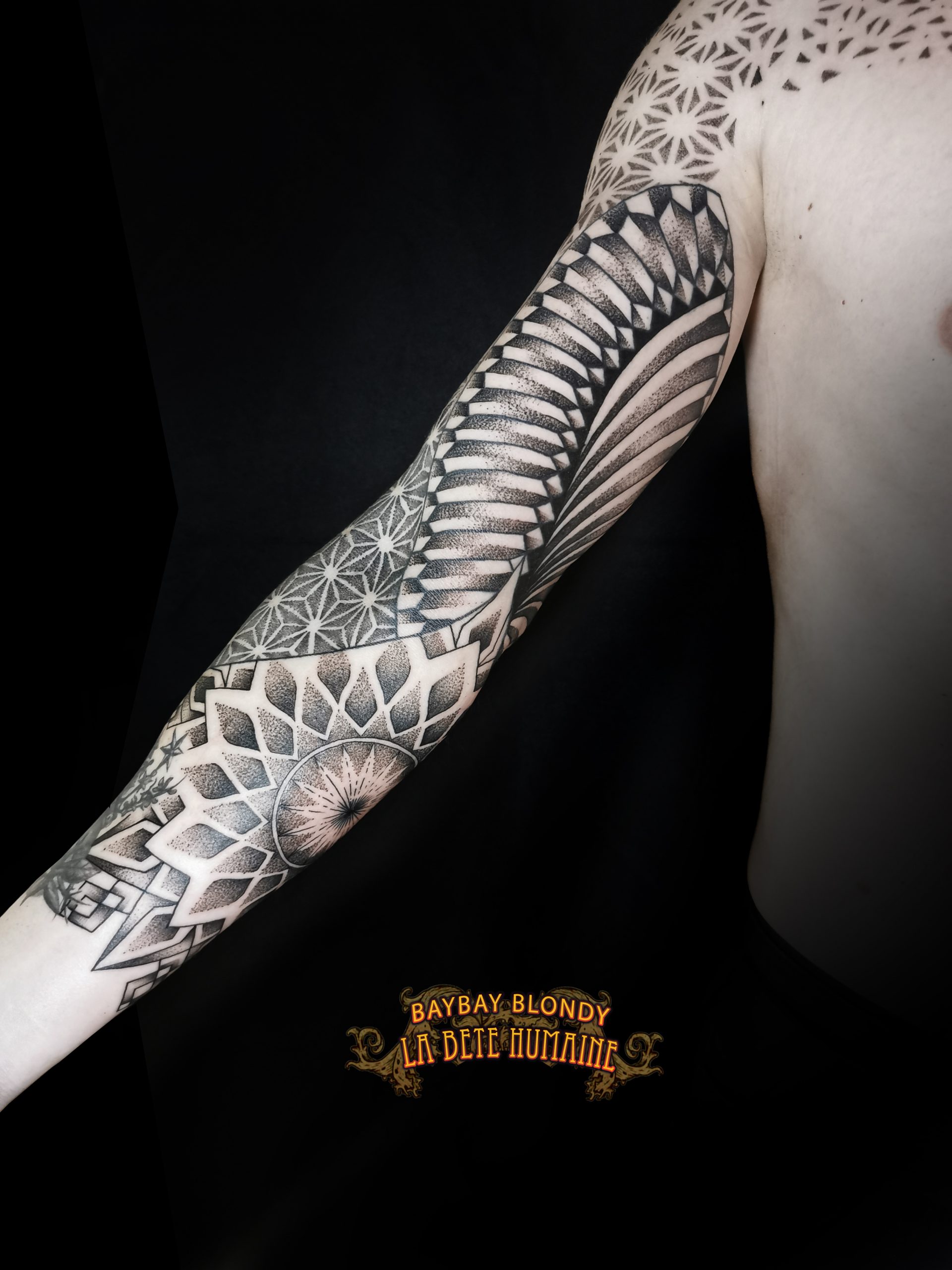tatoueuse-guest-paris-baybay-blondy-tatouage-tattoo-bras-dot