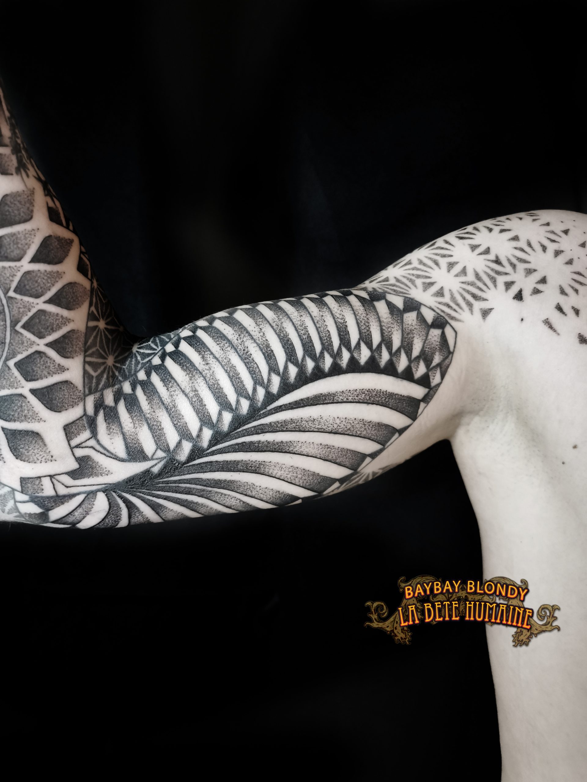 tatoueuse-guest-paris-baybay-blondy-tatouage-tattoo-bras-dot