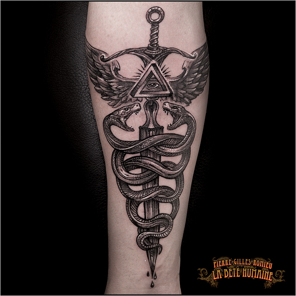 meilleur-tatoueur-paris-pierre-gilles-romieu-tatouage-tattoo-serpents-epee-oeil