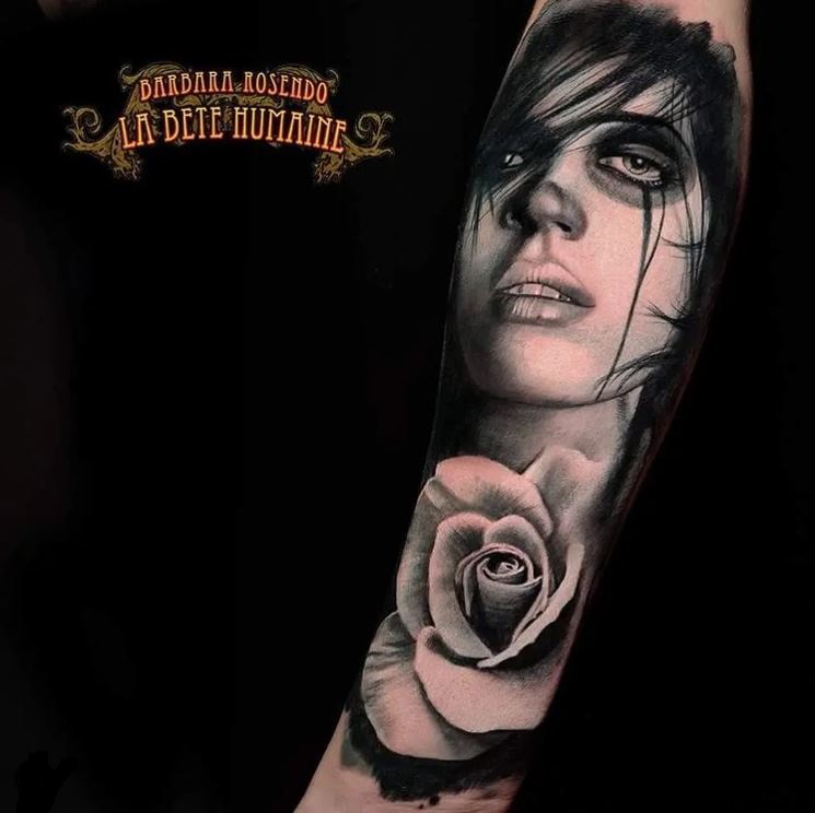 meilleure-tatoueuse-paris-barbara-rosendo-tatouage-tattoo-portrait-femme-rose