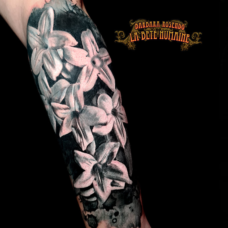 meilleure-tatoueuse-paris-barbara-rosendo-tatouage-tattoo-fleurs-blanches