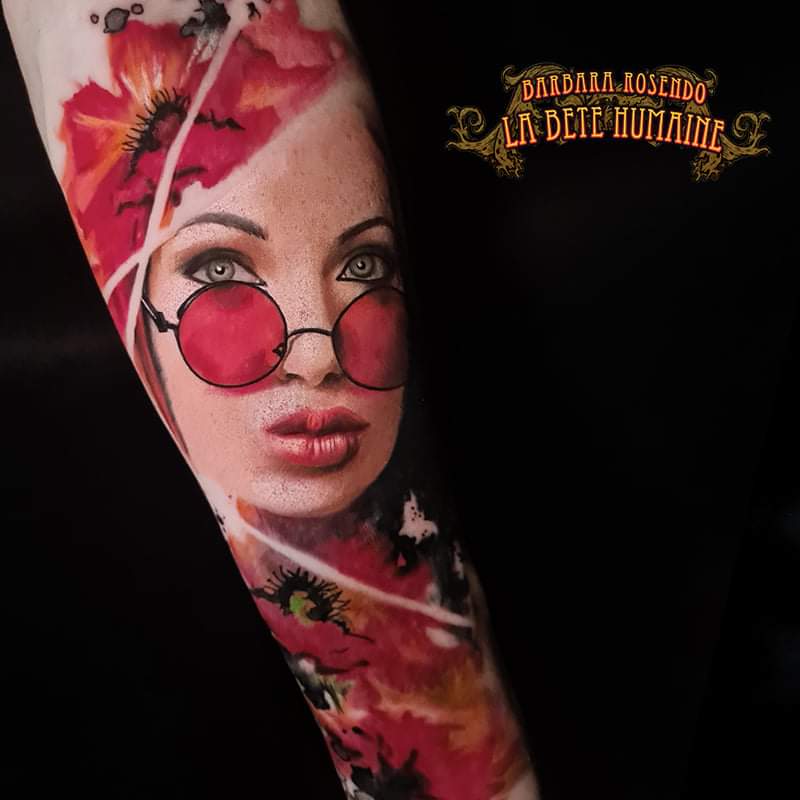 meilleure-tatoueuse-paris-barbara-rosendo-tatouage-tattoo-femme-lunettes