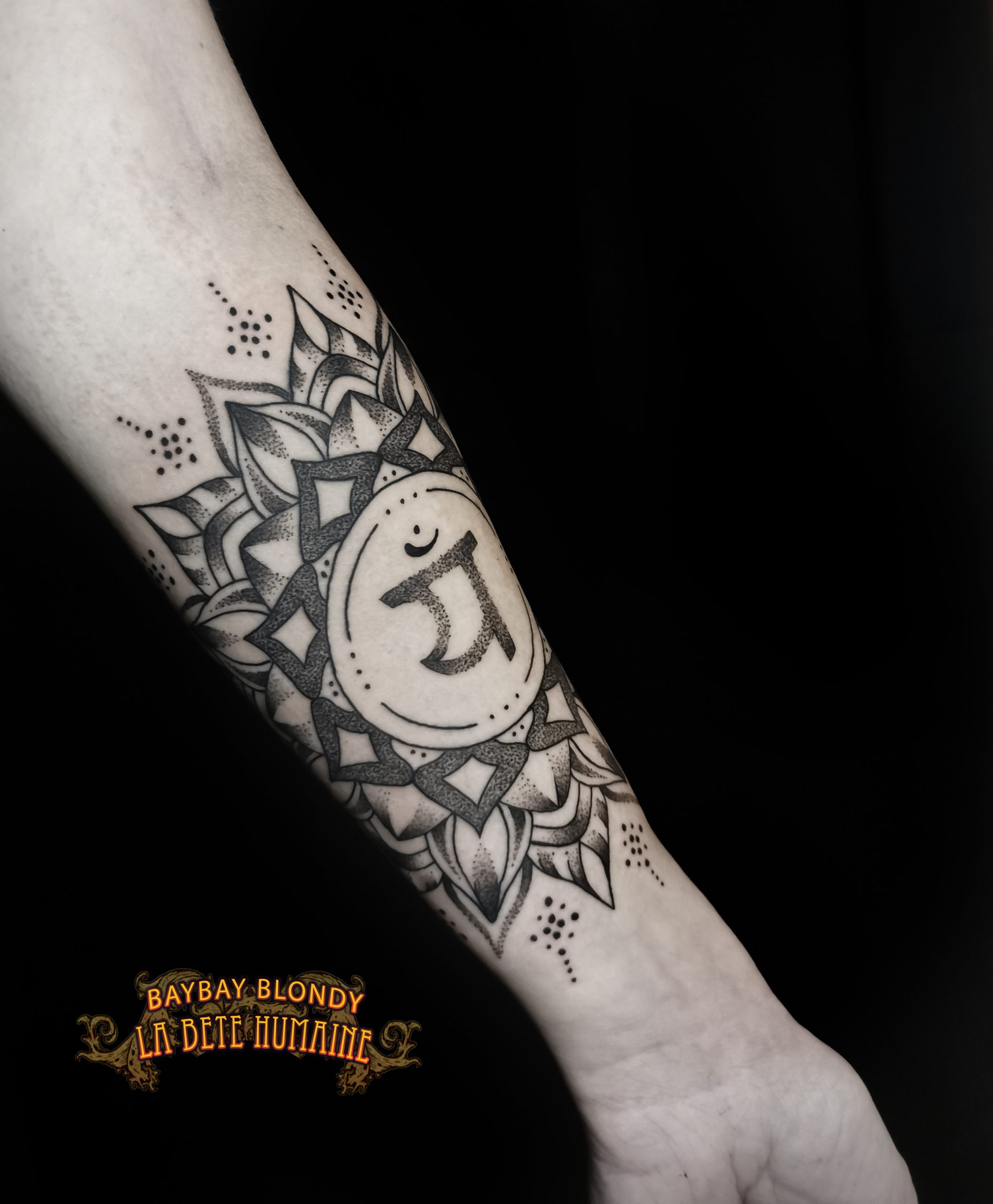 tatoueuse-guest-paris-baybay-blondy-tatouage-tattoo-mandala-dotwork