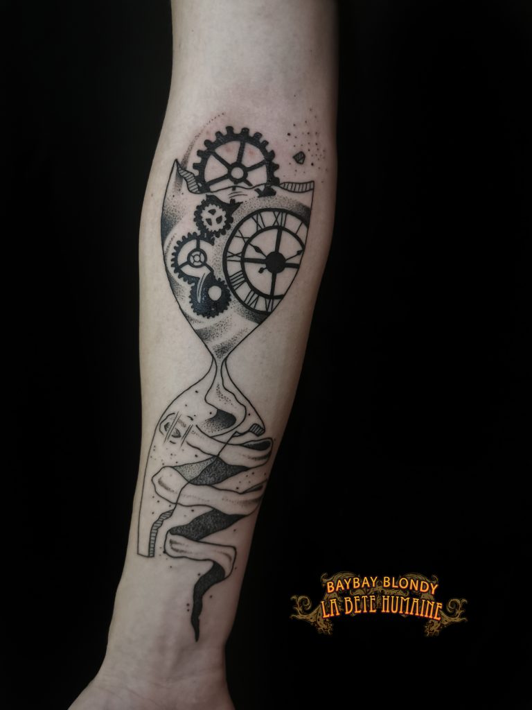 tatoueuse-guest-paris-baybay-blondy-tatouage-tattoo-sablier-rouages
