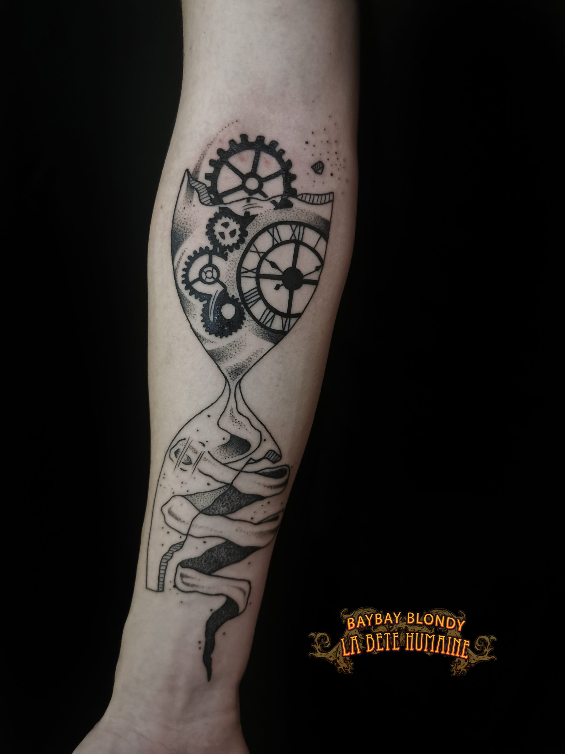 tatoueuse-guest-paris-baybay-blondy-tatouage-tattoo-sablier-rouages