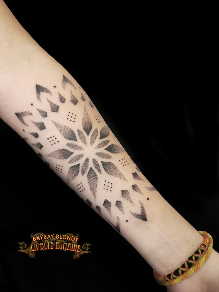 tatoueuse-guest-paris-baybay-blondy-tatouage-tattoo-ornemental-dotwork
