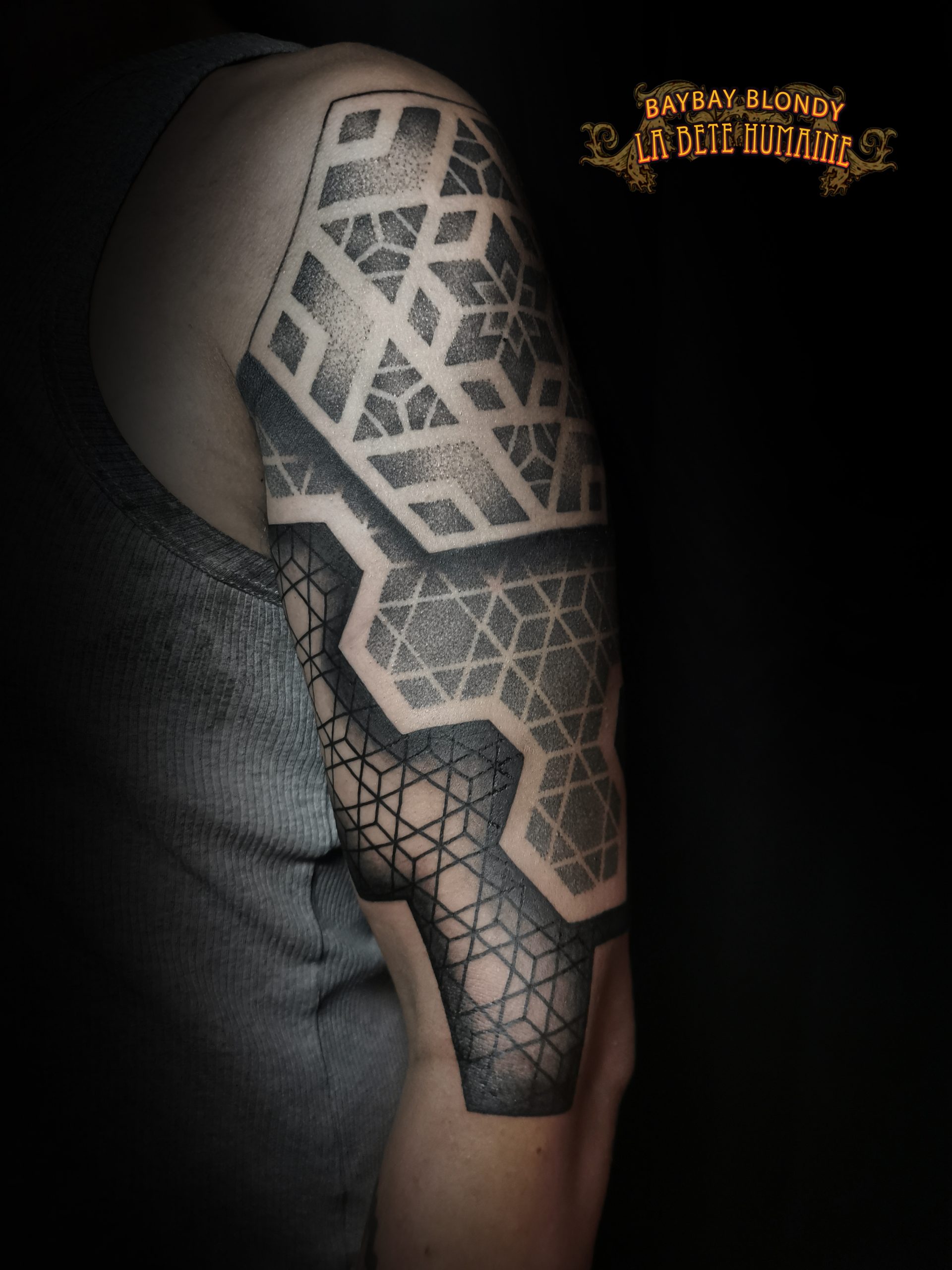 tatoueuse-guest-paris-baybay-blondy-tatouage-tattoo-dotwork-geometrique