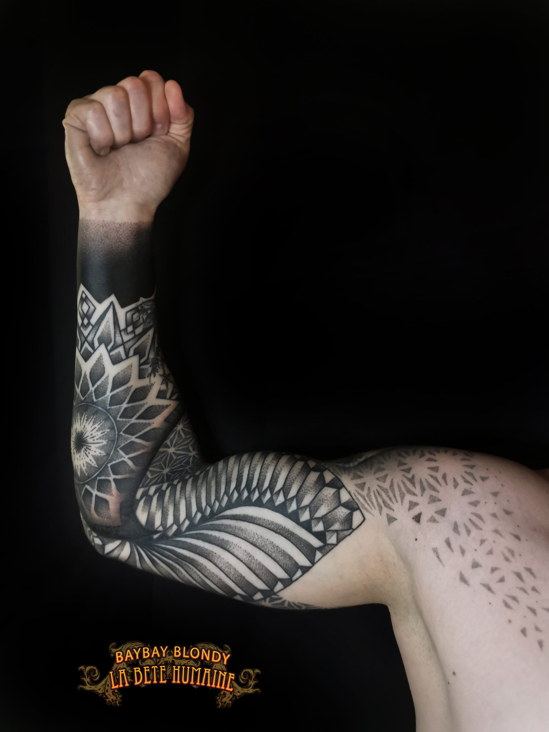 tatoueuse-guest-paris-baybay-blondy-tatouage-tattoo-geometrique