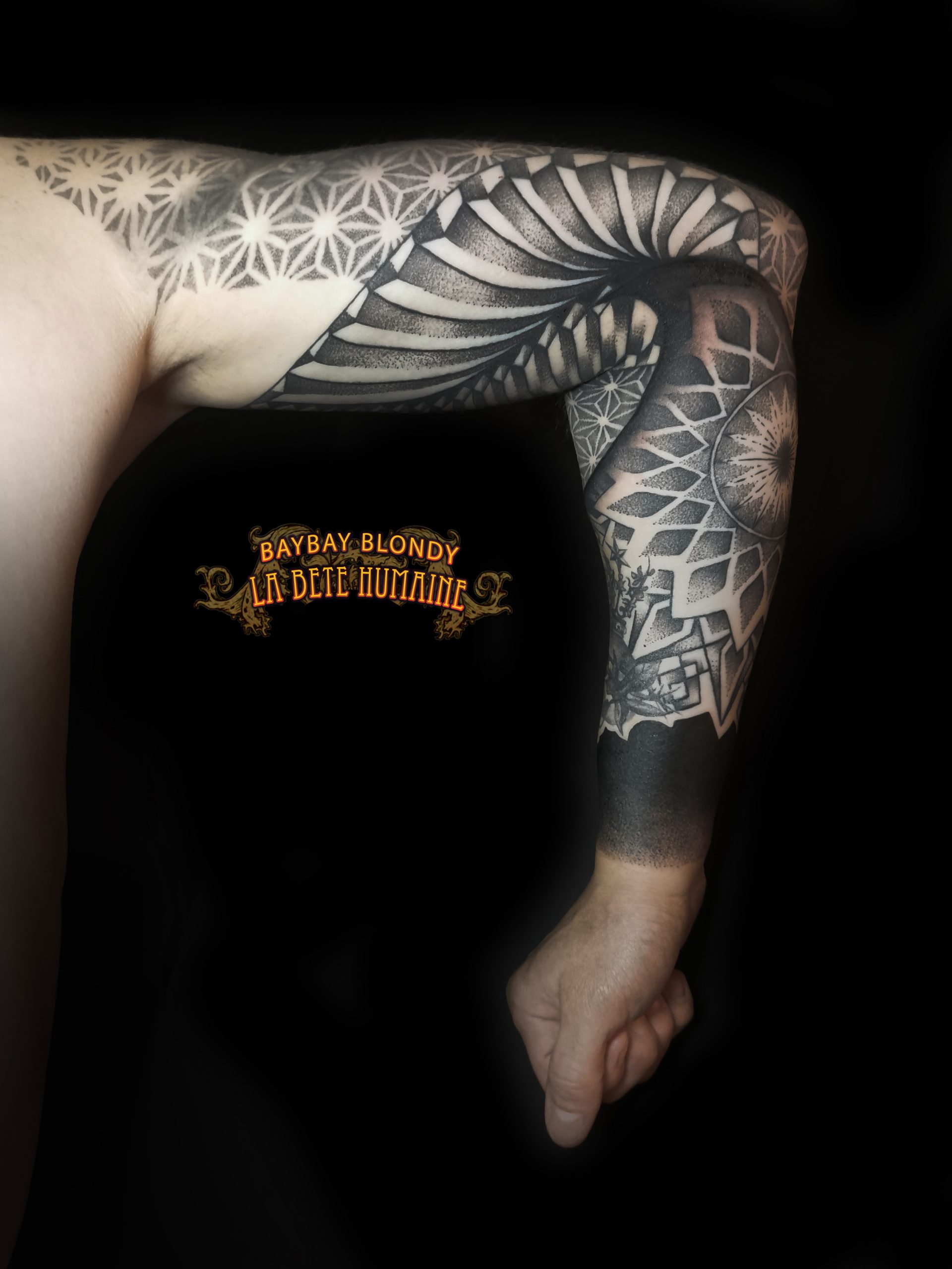 tatoueuse-guest-paris-baybay-blondy-tatouage-tattoo-geometrique