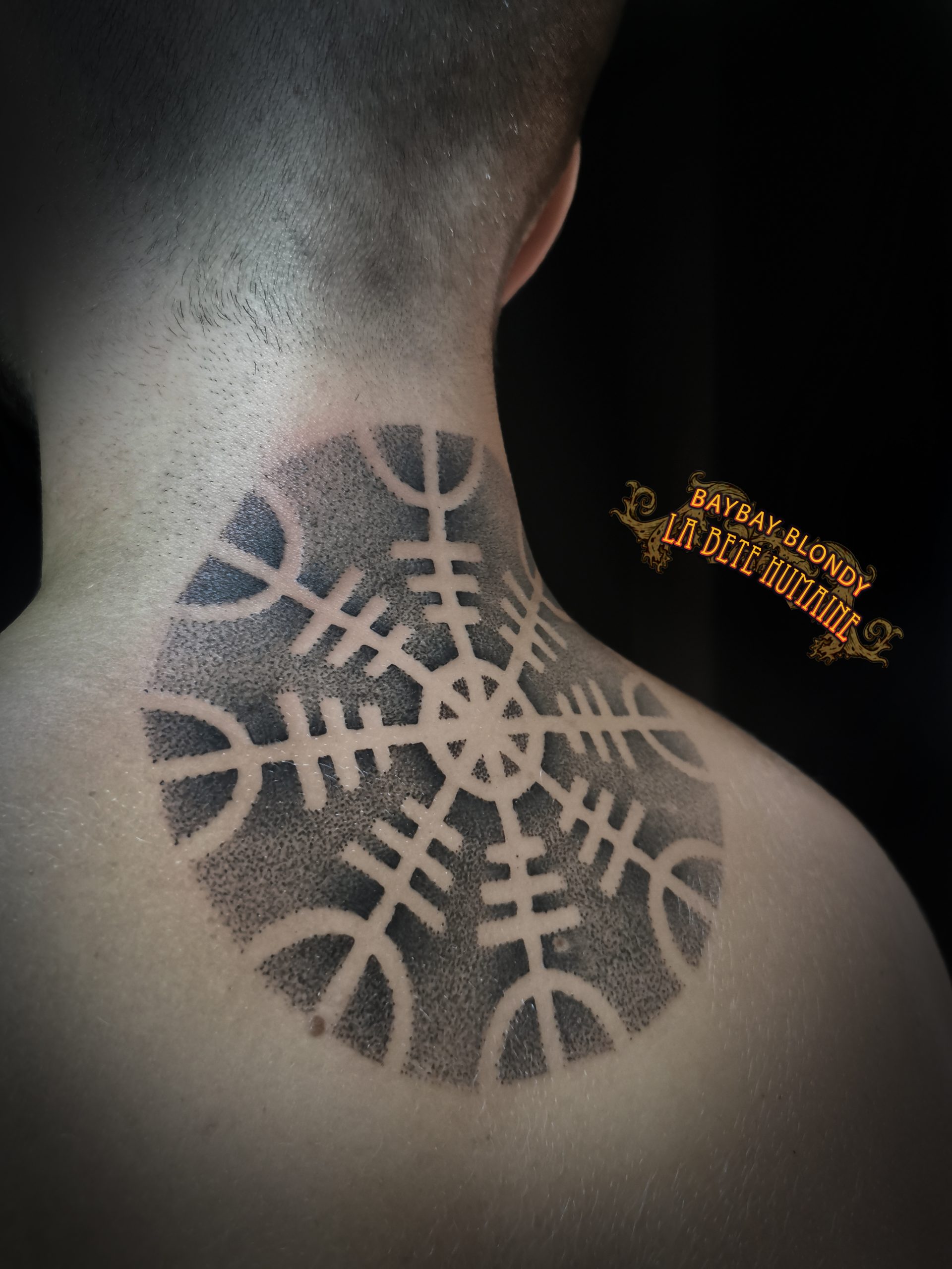 tatoueuse-guest-paris-baybay-blondy-tatouage-tattoo-cercle-nuque