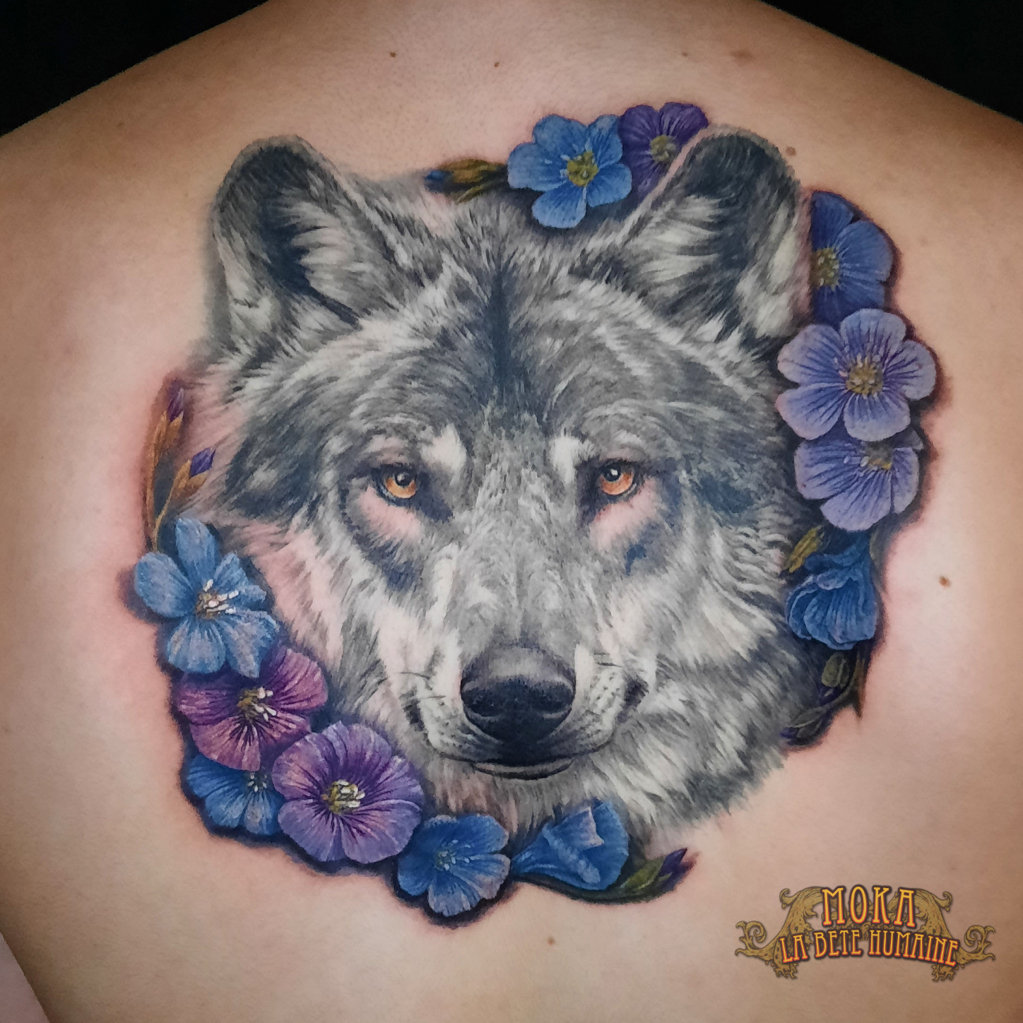 moka-tatoueur-paris-realiste-style-realisme-tatouage-tattoo-loup-fleurs