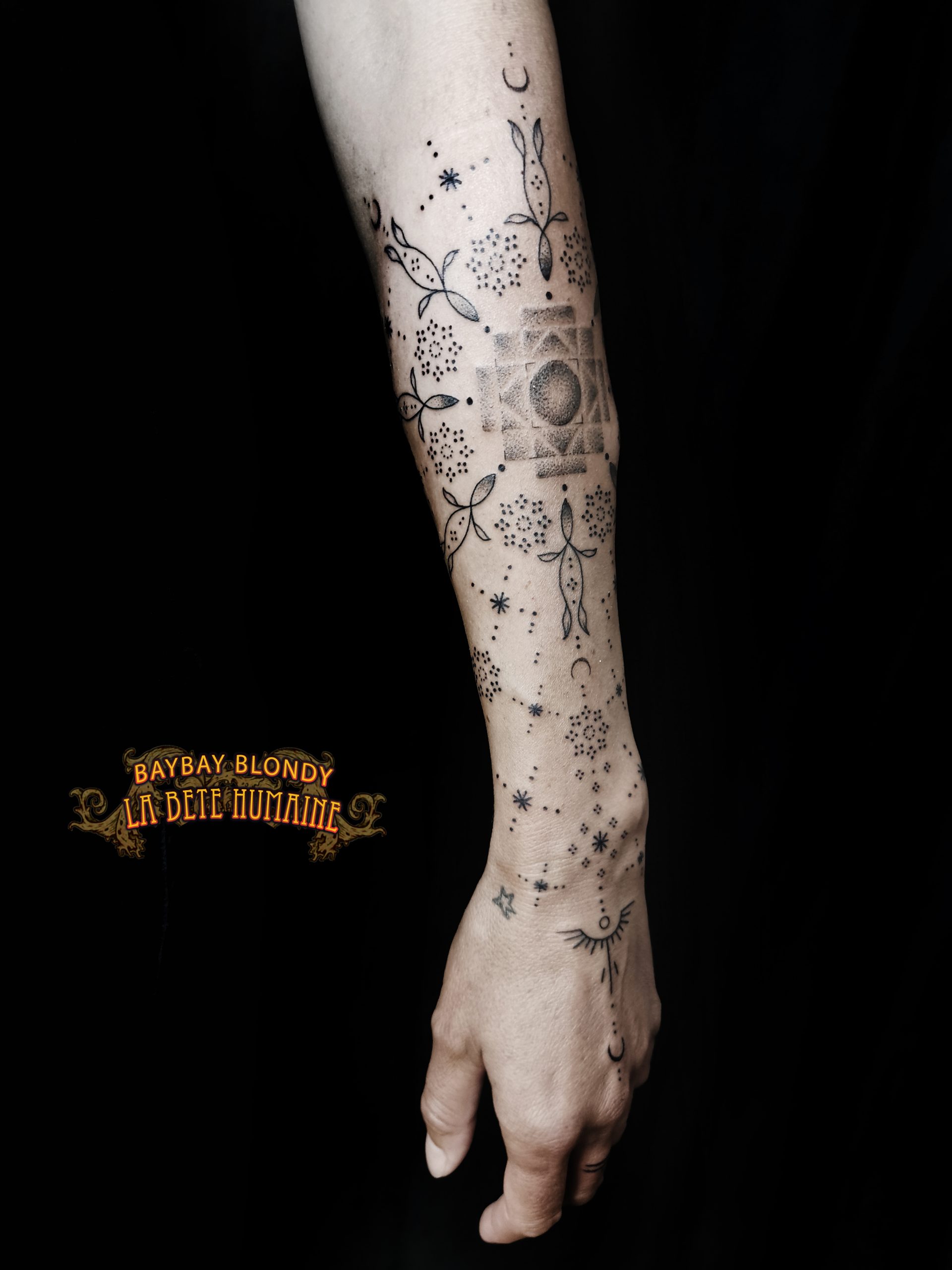 Baybay Blondy, tatoueuse guest à Paris - Tatouage ornemental symbolisant le féminin et un nouveau cycle