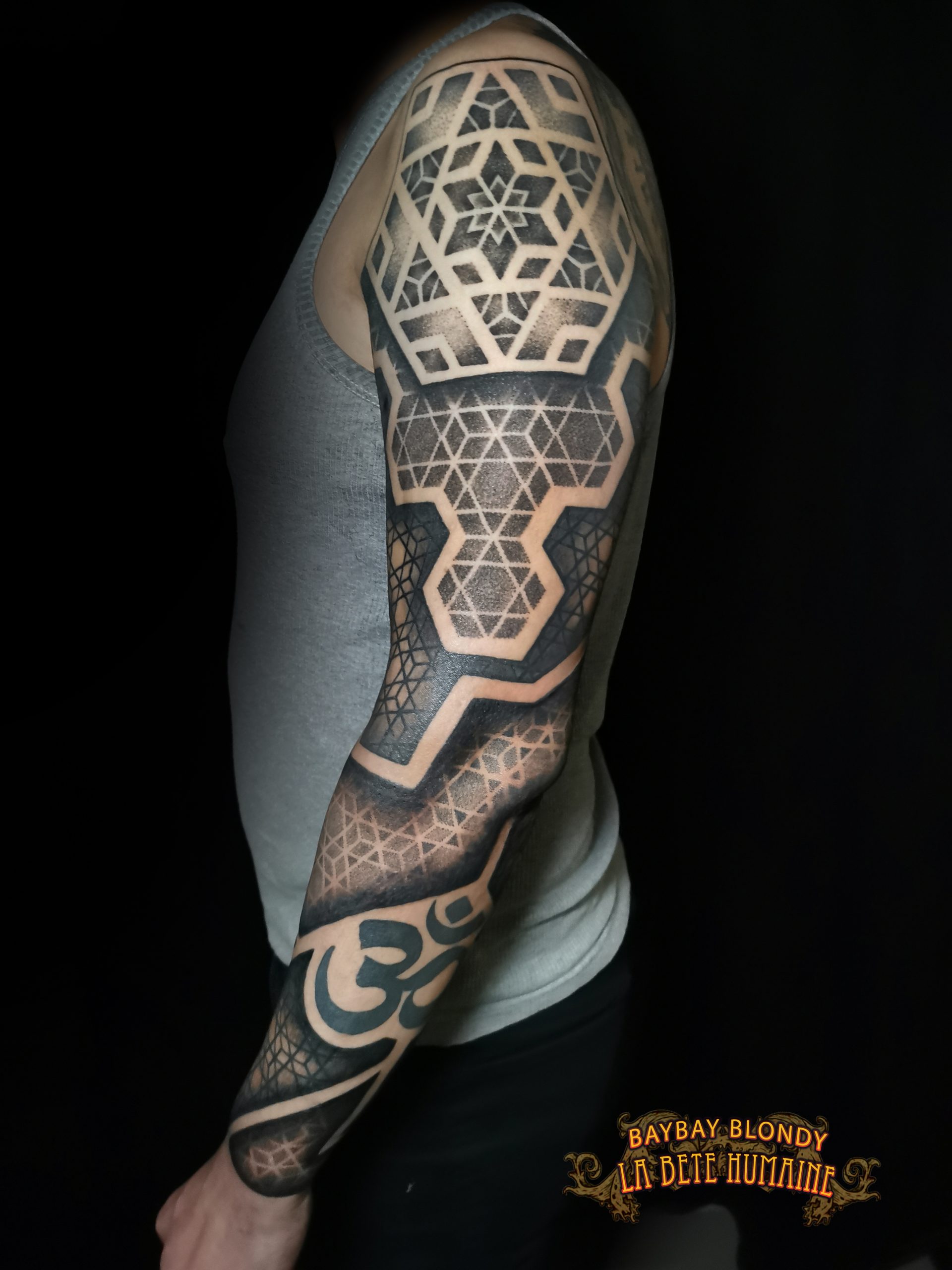 Baybay Blondy, tatoueuse guest à Paris - Bras géométrique ponctué d’un om tatoué par son confrère Bro Vanthorn